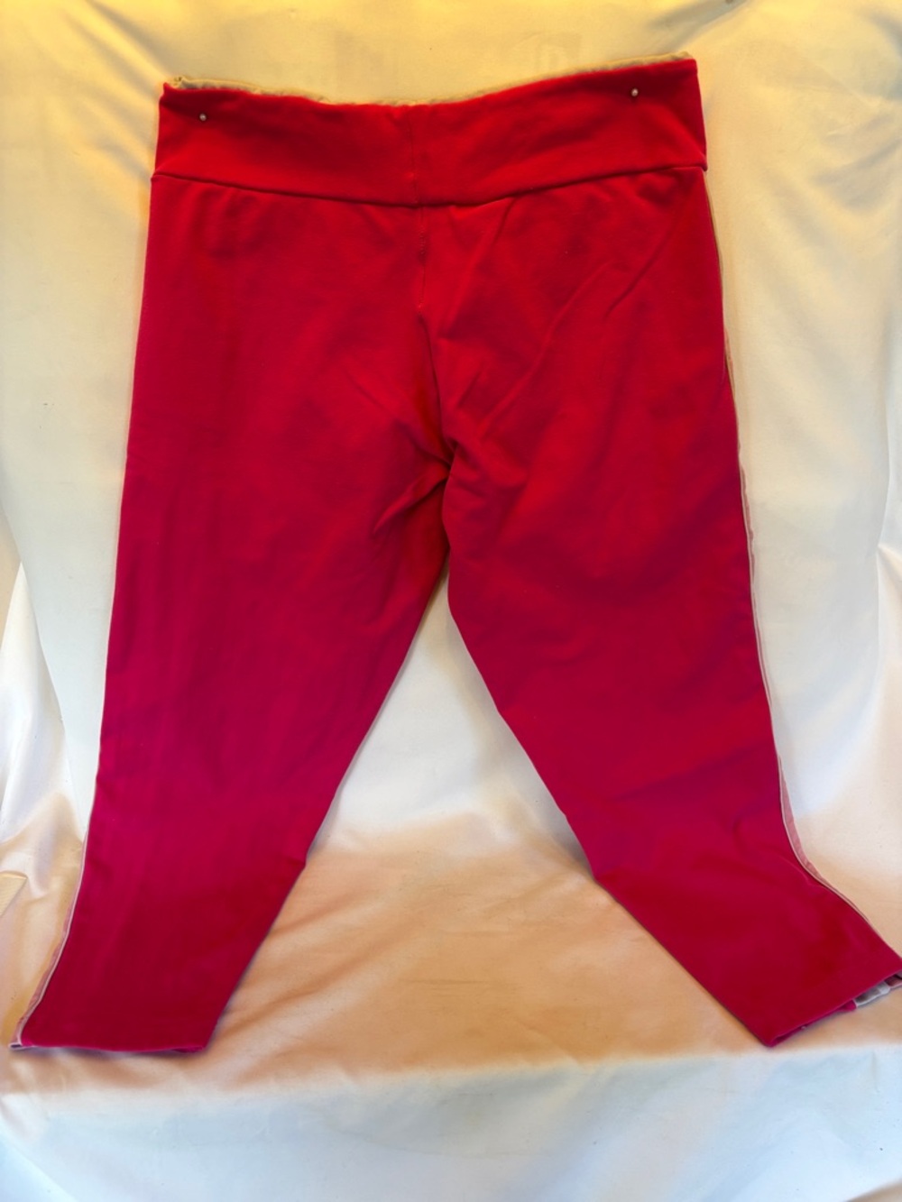 GENTLY WORN WOMEN’S HOT PINK CAPRI LEGGINGS WITH CONTRASTING SIDE STRIPES - Picture 8 of 12